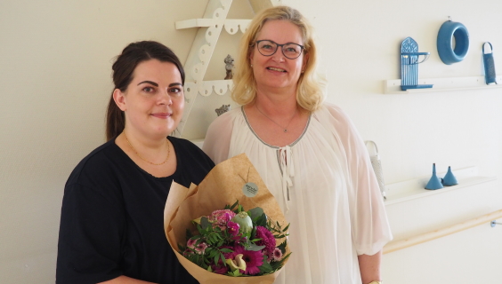 Velfærdstalent og social- og sundhedsassistent Nanna Bruun Rimmen får overrakt en buket af Afdelingsformand Nina Skov-Lauridsen